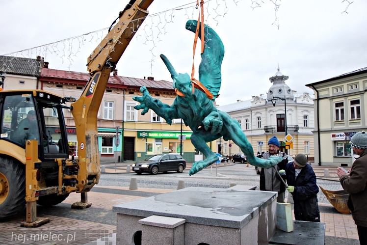 Gryf stanął na mieleckim Rynku. Zobacz zdjęcia z montażu