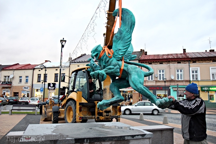 Gryf stanął na mieleckim Rynku. Zobacz zdjęcia z montażu