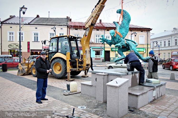 Gryf stanął na mieleckim Rynku. Zobacz zdjęcia z montażu