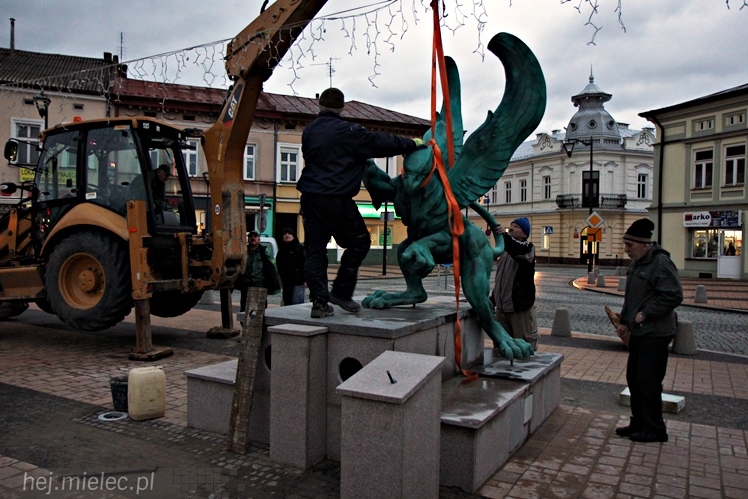 Gryf stanął na mieleckim Rynku. Zobacz zdjęcia z montażu