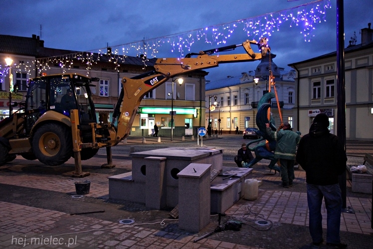 Gryf stanął na mieleckim Rynku. Zobacz zdjęcia z montażu