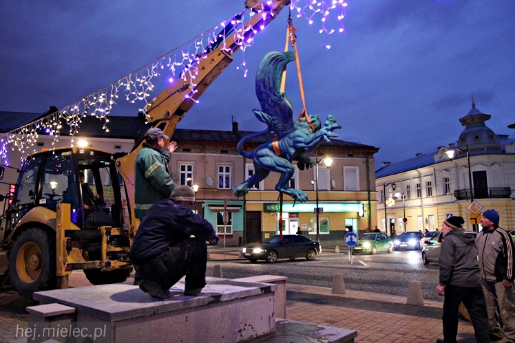Gryf stanął na mieleckim Rynku. Zobacz zdjęcia z montażu
