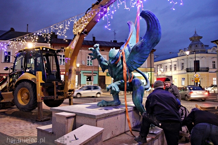 Gryf stanął na mieleckim Rynku. Zobacz zdjęcia z montażu