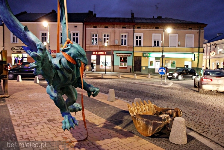 Gryf stanął na mieleckim Rynku. Zobacz zdjęcia z montażu