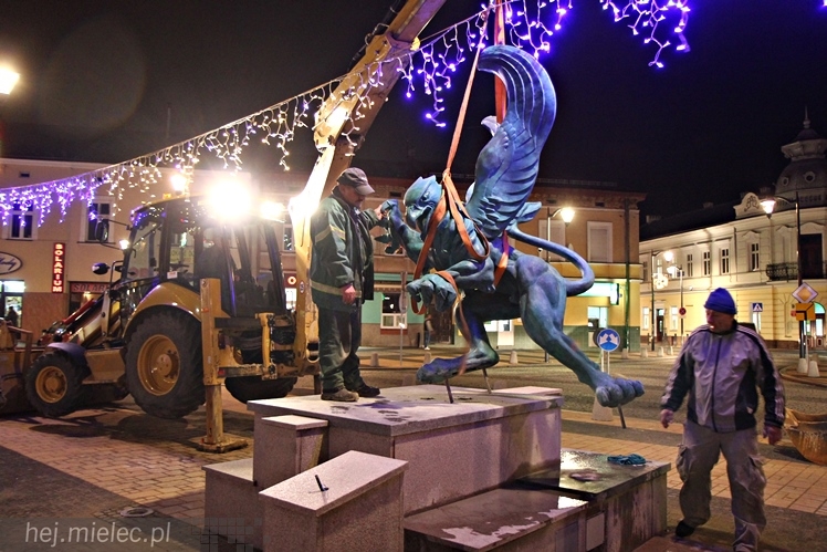 Gryf stanął na mieleckim Rynku. Zobacz zdjęcia z montażu