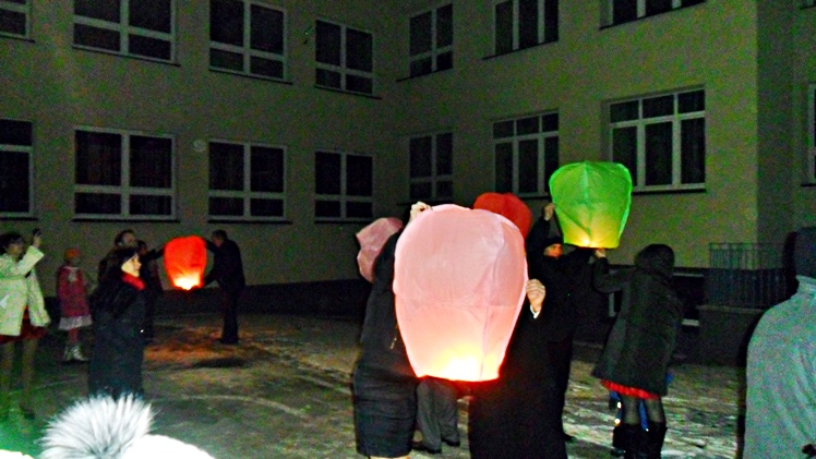 Tradycja sylwestrów ?Nowego Życia? kontynuowana. Kilkadziesiąt osób przywitało Nowy Rok 2015