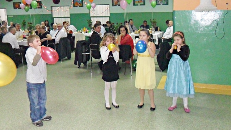 Tradycja sylwestrów ?Nowego Życia? kontynuowana. Kilkadziesiąt osób przywitało Nowy Rok 2015