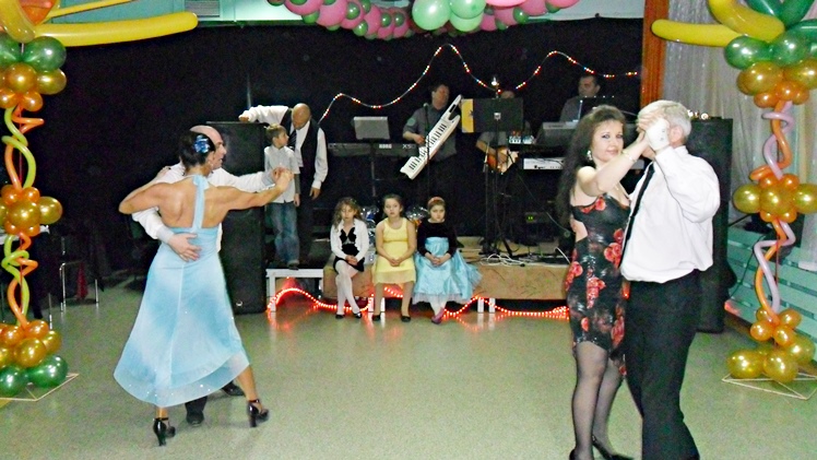 Tradycja sylwestrów ?Nowego Życia? kontynuowana. Kilkadziesiąt osób przywitało Nowy Rok 2015