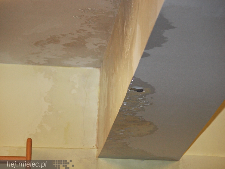 Zalewa halę lekkoatletyczną Stadionu Miejskiego