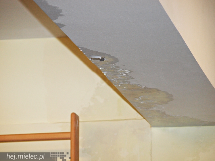 Zalewa halę lekkoatletyczną Stadionu Miejskiego