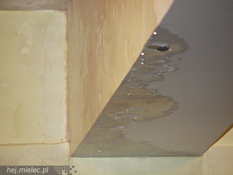 Zalewa halę lekkoatletyczną Stadionu Miejskiego