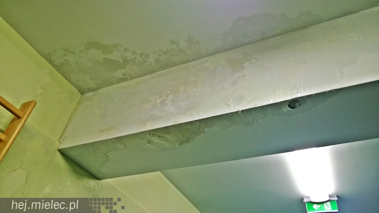 Zalewa halę lekkoatletyczną Stadionu Miejskiego