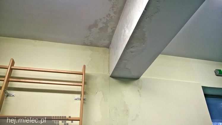 Zalewa halę lekkoatletyczną Stadionu Miejskiego