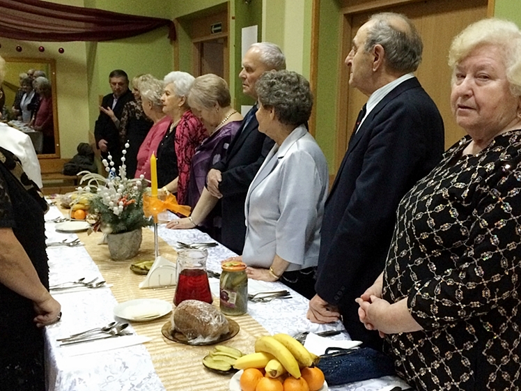 Klub Seniora ?Złota Jesień? na opłatkowym spotkaniu i wspólnym kolędowaniu
