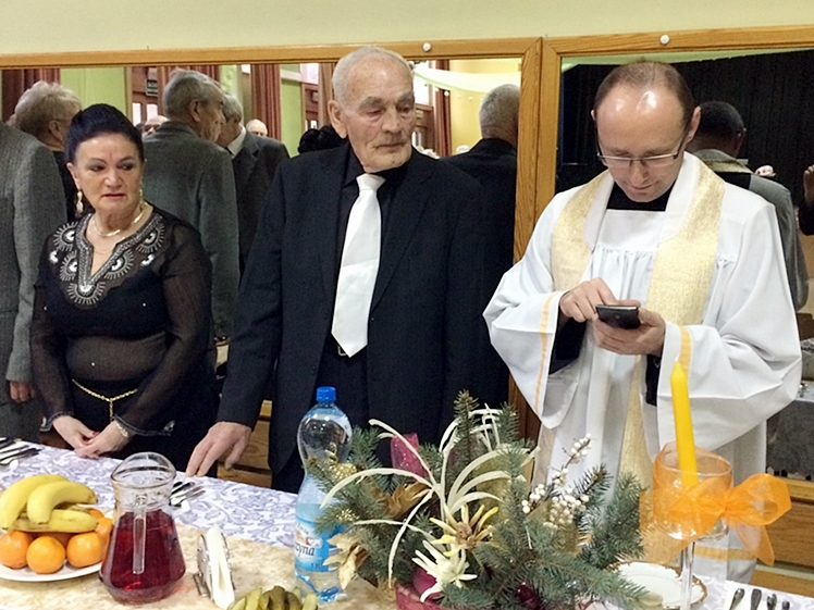 Klub Seniora ?Złota Jesień? na opłatkowym spotkaniu i wspólnym kolędowaniu