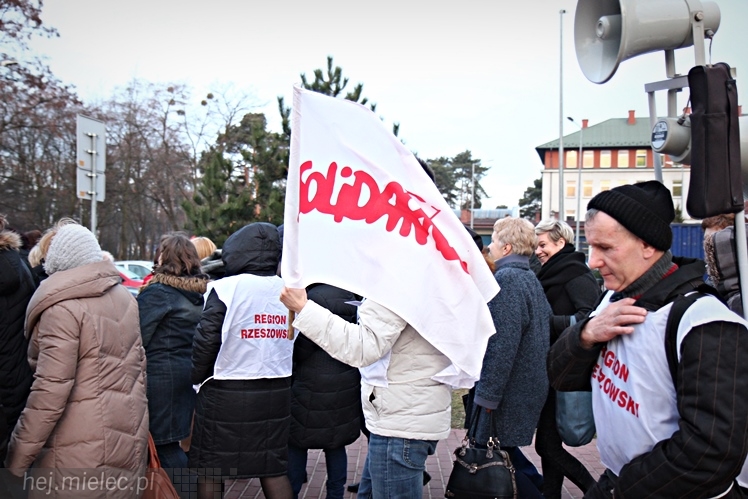 Strajk ostrzegawczy nielekarskich grup zawodowych w Szpitalu Powiatowym w Mielcu