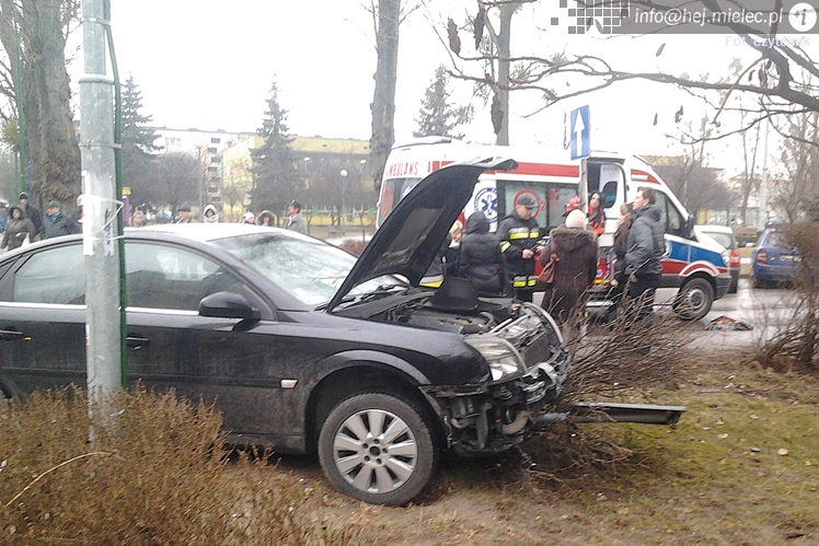 Wypadek na skrzyżowaniu Staffa i Solskiego. Ranna kobieta, która szła po chodniku