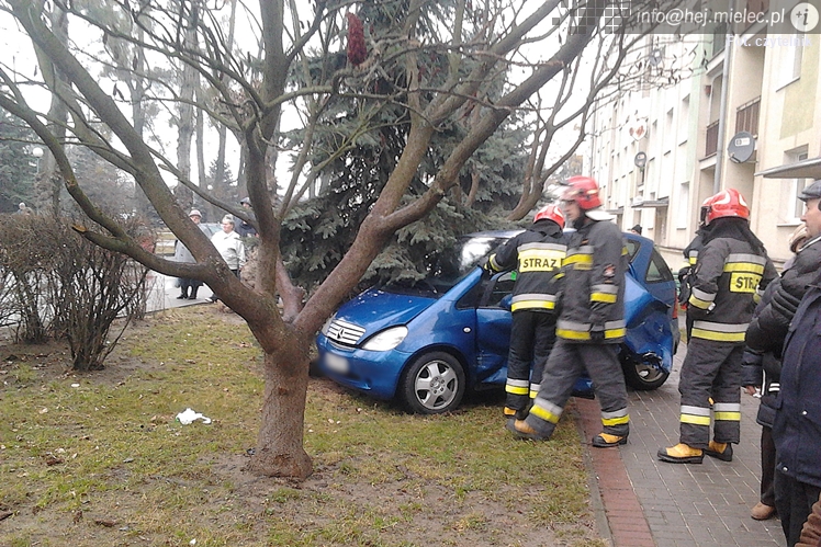Wypadek na skrzyżowaniu Staffa i Solskiego. Ranna kobieta, która szła po chodniku