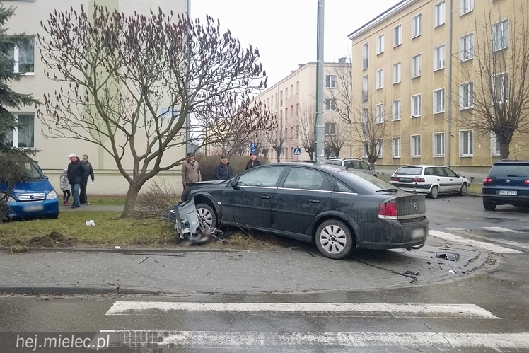 Wypadek na skrzyżowaniu Staffa i Solskiego. Ranna kobieta, która szła po chodniku