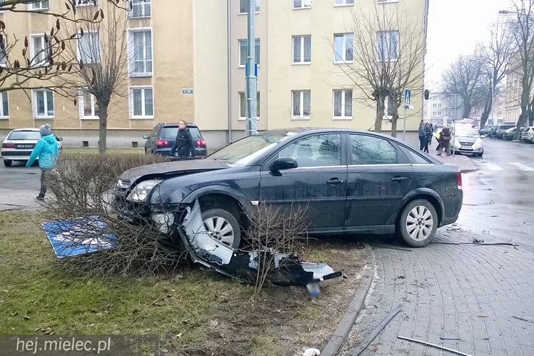Wypadek na skrzyżowaniu Staffa i Solskiego. Ranna kobieta, która szła po chodniku