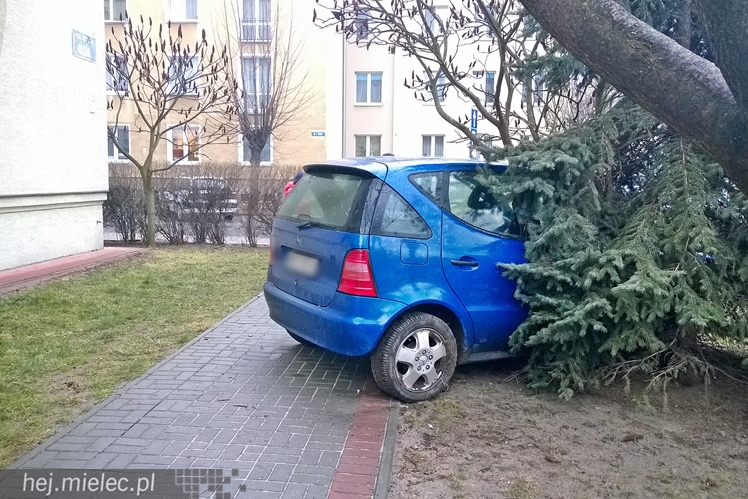 Wypadek na skrzyżowaniu Staffa i Solskiego. Ranna kobieta, która szła po chodniku