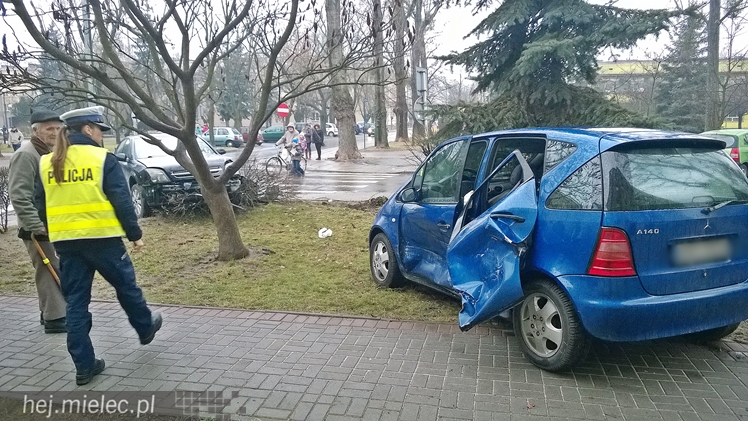 Wypadek na skrzyżowaniu Staffa i Solskiego. Ranna kobieta, która szła po chodniku