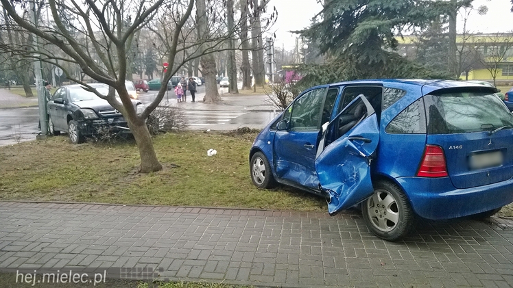 Wypadek na skrzyżowaniu Staffa i Solskiego. Ranna kobieta, która szła po chodniku