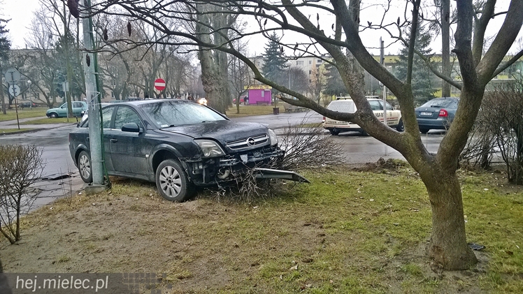 Wypadek na skrzyżowaniu Staffa i Solskiego. Ranna kobieta, która szła po chodniku