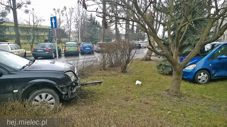 Wypadek na skrzyżowaniu Staffa i Solskiego. Ranna kobieta, która szła po chodniku