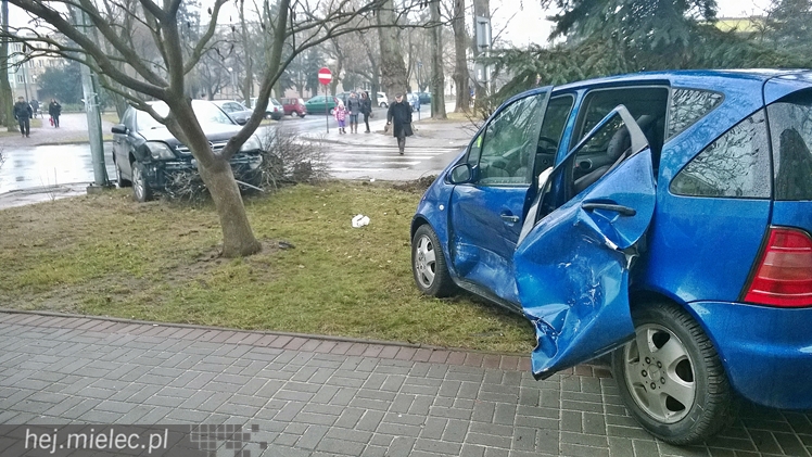 Wypadek na skrzyżowaniu Staffa i Solskiego. Ranna kobieta, która szła po chodniku