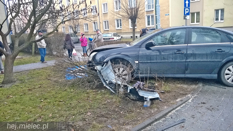Wypadek na skrzyżowaniu Staffa i Solskiego. Ranna kobieta, która szła po chodniku