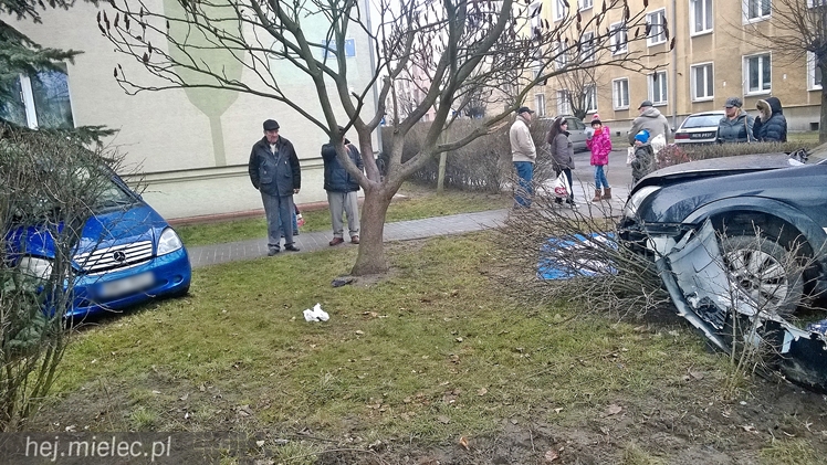 Wypadek na skrzyżowaniu Staffa i Solskiego. Ranna kobieta, która szła po chodniku