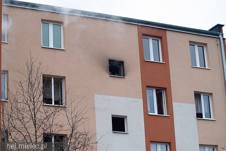 Pożar mieszkania na Partyzantów. Dwie osoby w szpitalu