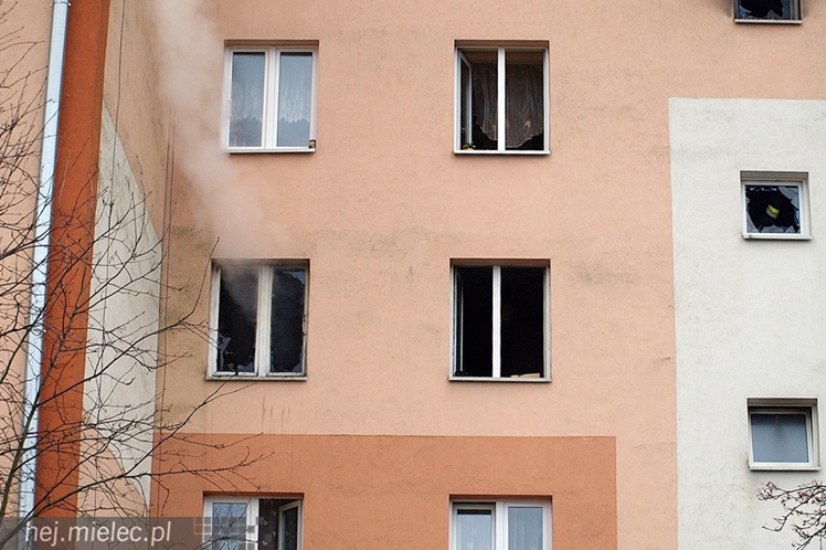 Pożar mieszkania na Partyzantów. Dwie osoby w szpitalu