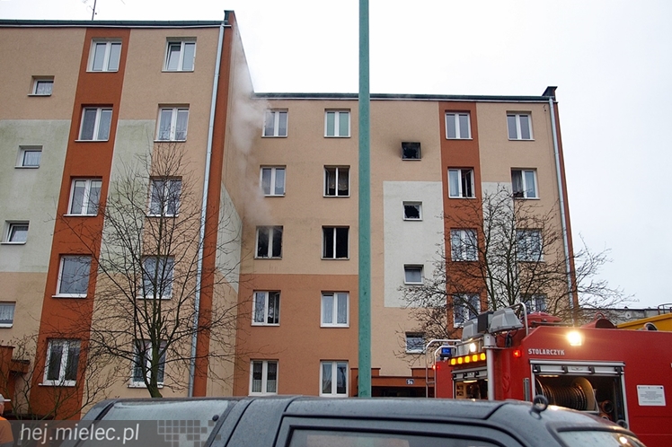 Pożar mieszkania na Partyzantów. Dwie osoby w szpitalu