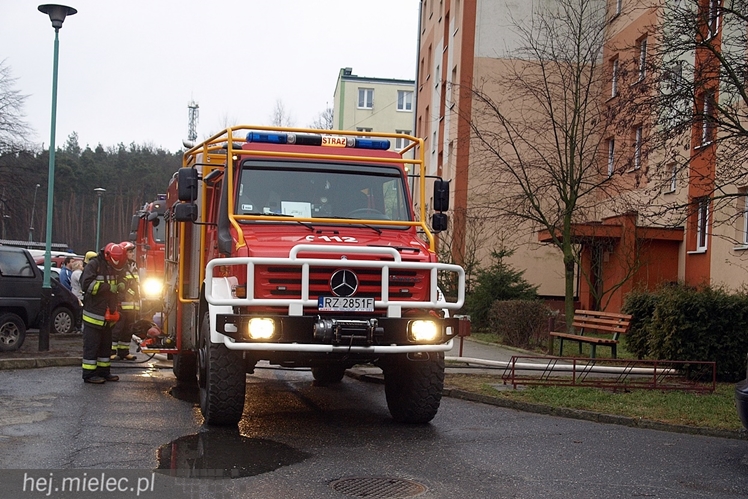 Pożar mieszkania na Partyzantów. Dwie osoby w szpitalu