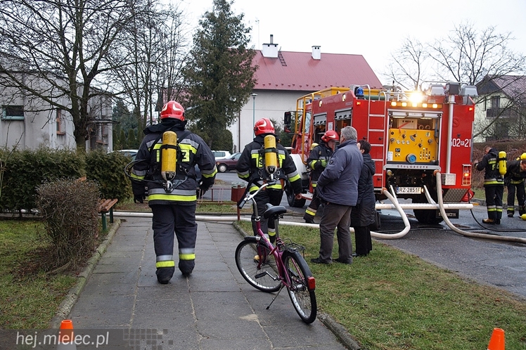 Pożar mieszkania na Partyzantów. Dwie osoby w szpitalu