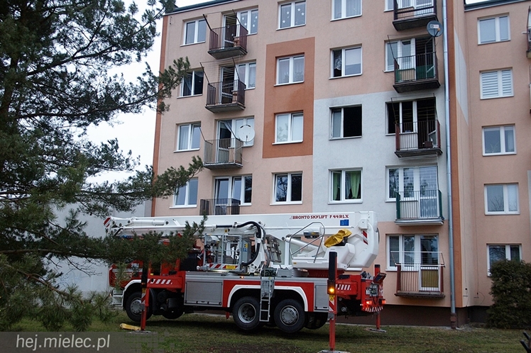 Pożar mieszkania na Partyzantów. Dwie osoby w szpitalu