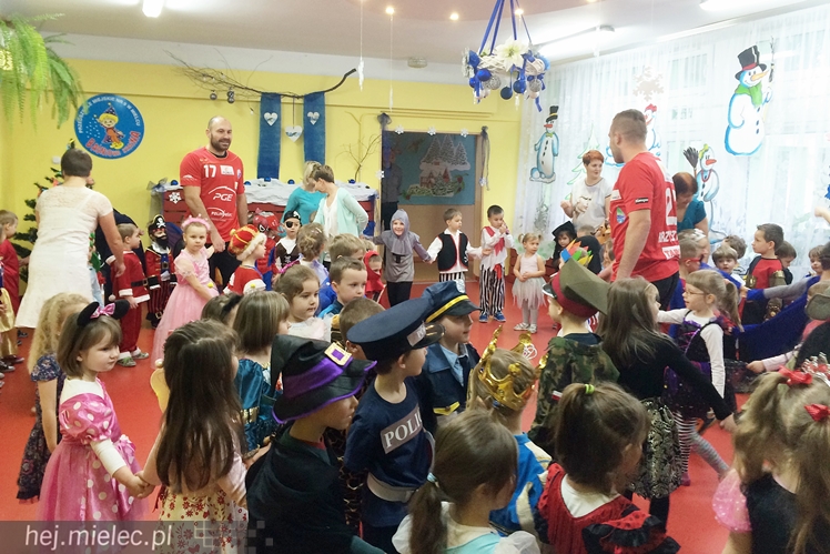 Tego jeszcze nie było! Ręczni pląsali z przedszkolakami!