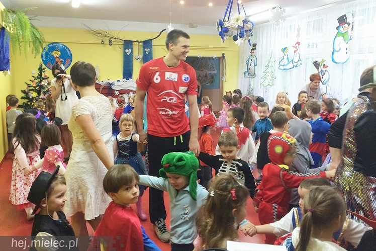 Tego jeszcze nie było! Ręczni pląsali z przedszkolakami!