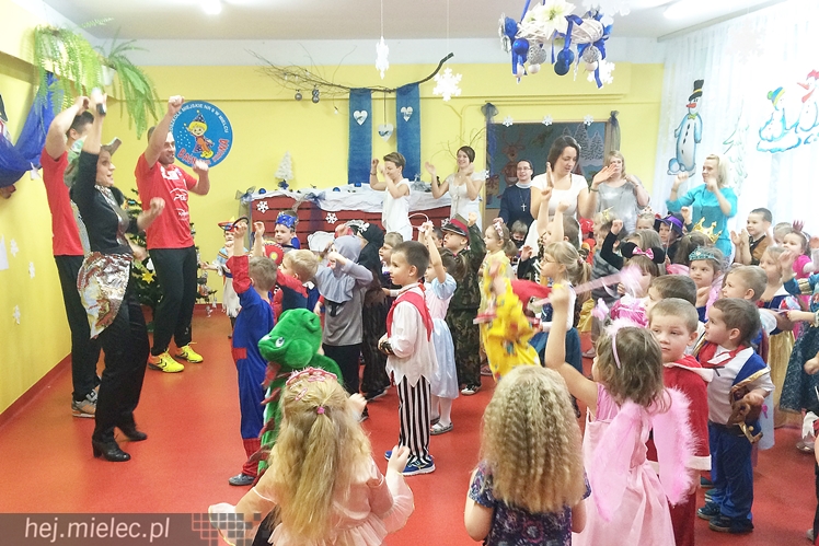 Tego jeszcze nie było! Ręczni pląsali z przedszkolakami!