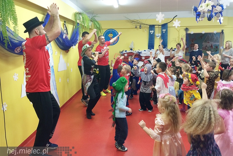 Tego jeszcze nie było! Ręczni pląsali z przedszkolakami!