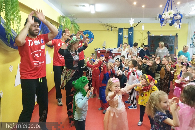 Tego jeszcze nie było! Ręczni pląsali z przedszkolakami!