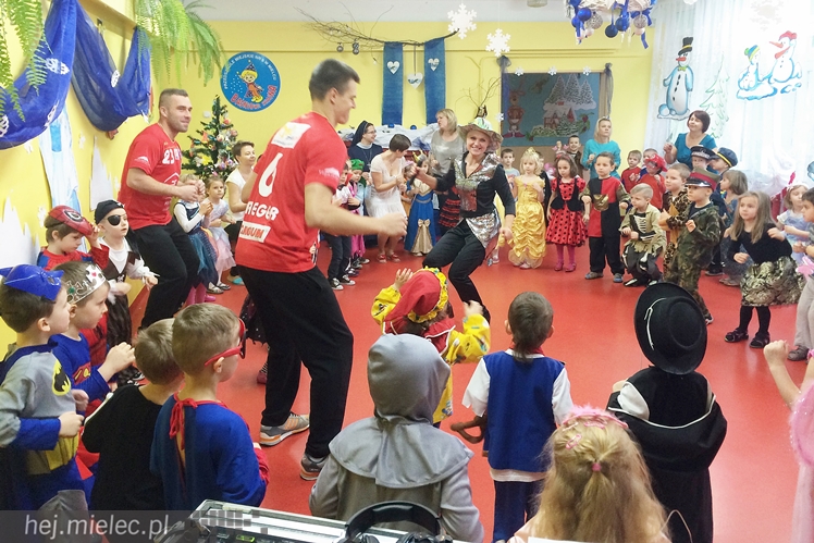 Tego jeszcze nie było! Ręczni pląsali z przedszkolakami!