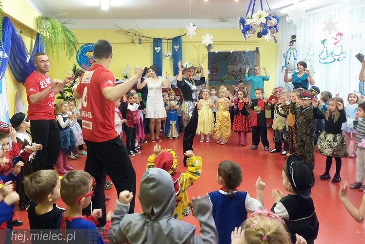Tego jeszcze nie było! Ręczni pląsali z przedszkolakami!