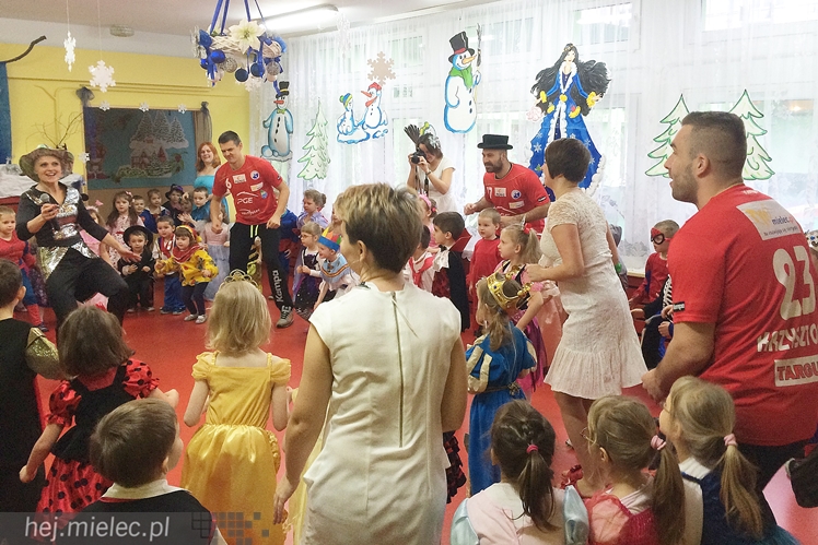 Tego jeszcze nie było! Ręczni pląsali z przedszkolakami!