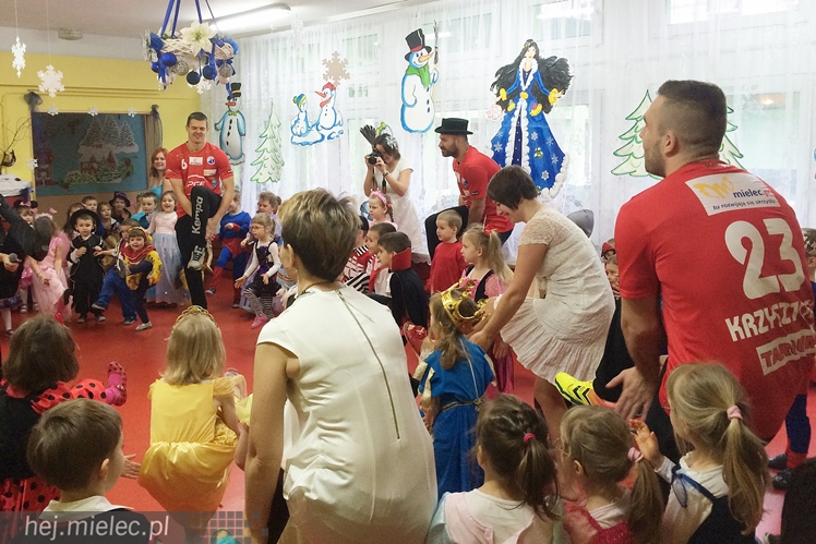Tego jeszcze nie było! Ręczni pląsali z przedszkolakami!