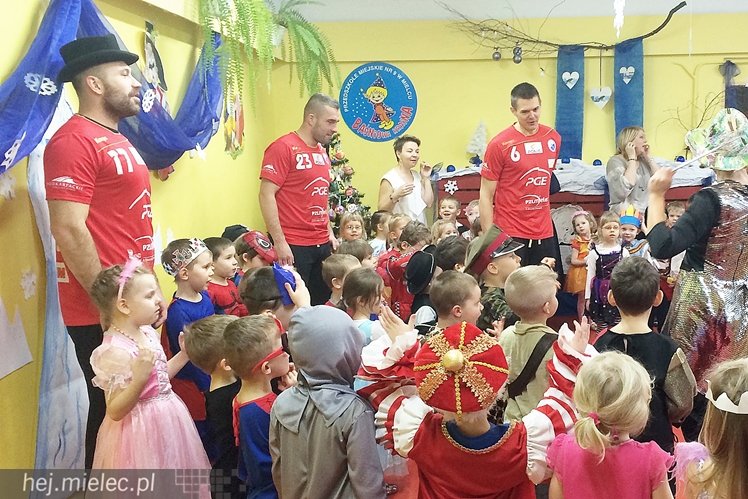 Tego jeszcze nie było! Ręczni pląsali z przedszkolakami!