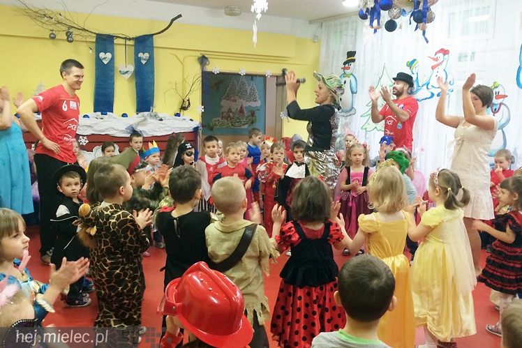 Tego jeszcze nie było! Ręczni pląsali z przedszkolakami!