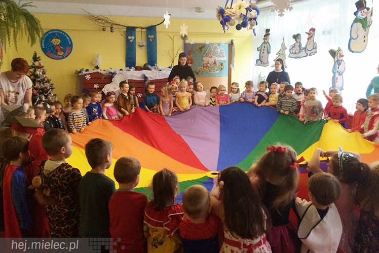 Tego jeszcze nie było! Ręczni pląsali z przedszkolakami!